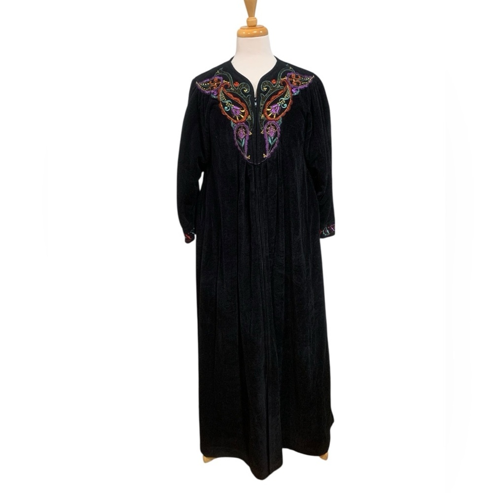 Vntg embroidered Vanity Fair black plush front zip house robe with two pockets